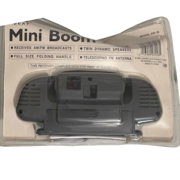 Vintage Street Beat Mini Boom Box Radio PR-18 AM/FM White 1996 New - Picture 2 of 9